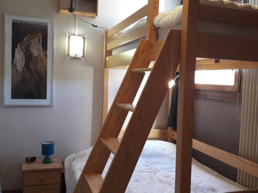 łóżko na podwyższeniu z drabiną w pokoju w obiekcie Très beau T3 au pied des pistes pour 6/7 personnes à Villard-de-Lans - FR-1-689-48 w mieście Villard-de-Lans