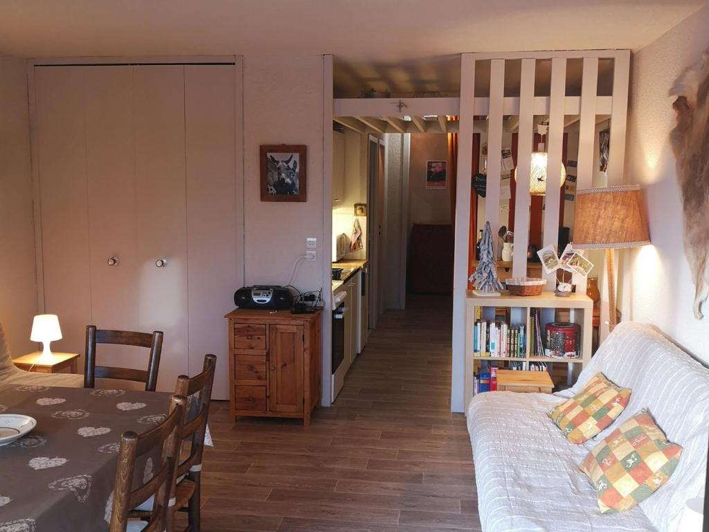 un salon avec un canapé et une table dans l'établissement Studio spacieux 4 pers, pied des pistes, balcon, parking - FR-1-689-49, à Villard-de-Lans