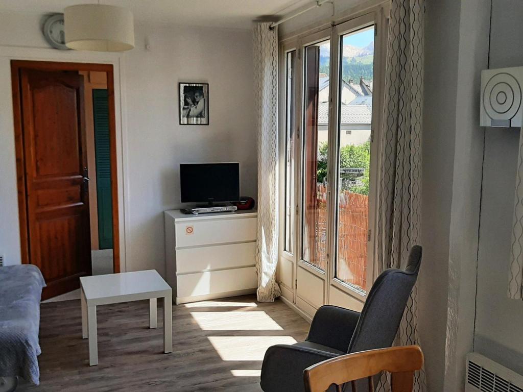 Televízia a/alebo spoločenská miestnosť v ubytovaní Villard-de-Lans - 2 pièces cabine, 4 pers, centre, terrasse sud, garage - FR-1-689-66