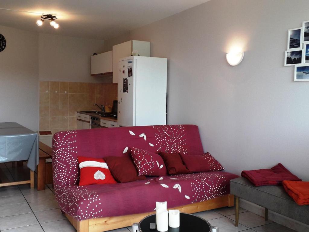 a living room with a red couch in a kitchen at Appartement Villard-de-Lans, 3 pièces, 8 personnes - FR-1-689-53 in Villard-de-Lans