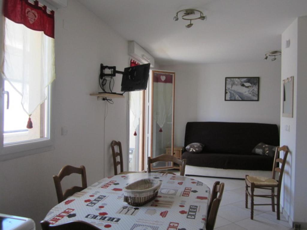 een woonkamer met een tafel en een bank bij Studio Villard-de-Lans, 1 pièce, 4 personnes - FR-1-689-96 in Villard-de-Lans