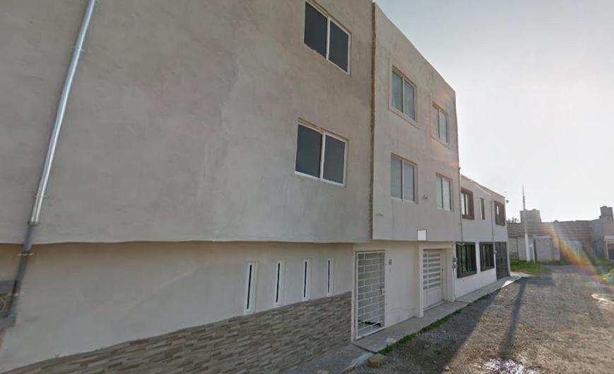 Un edificio con un mucchio di finestre sul lato. di Hotelito Ejido a Sanctórum