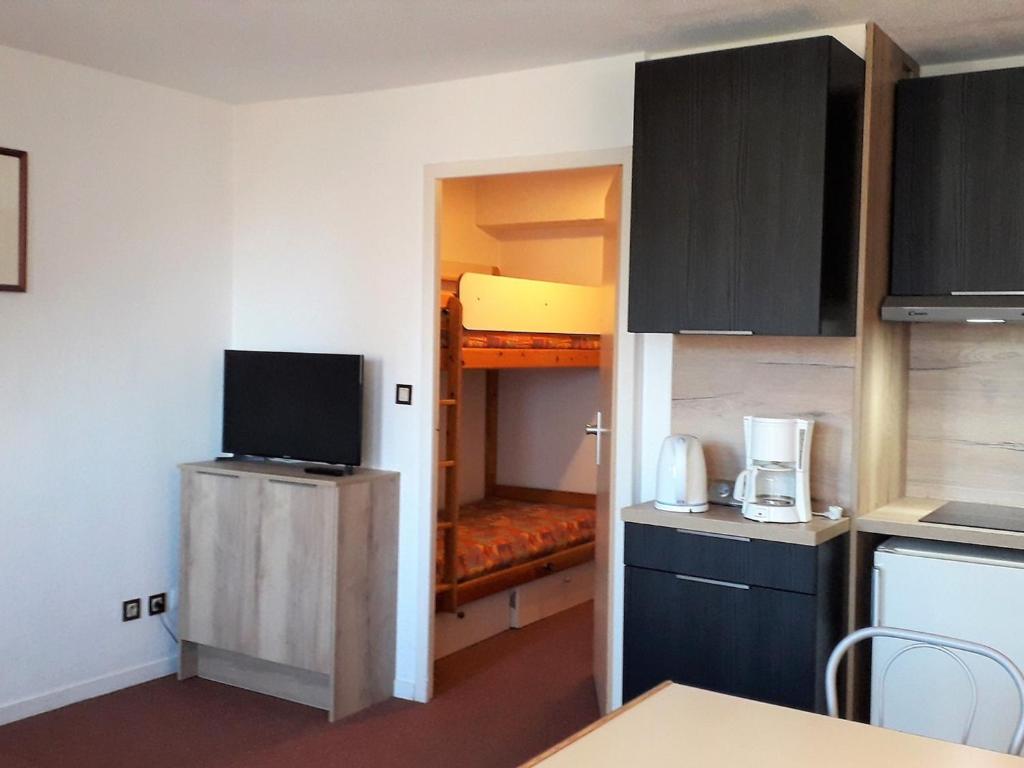 - une petite cuisine avec des lits superposés dans une chambre dans l'établissement Studio cosy 4 pers - Proche village avec balcon et commodités - FR-1-689-77, à Villard-de-Lans
