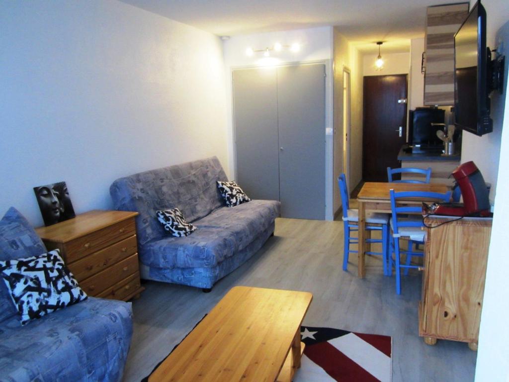 ein Wohnzimmer mit einem Sofa und einem Tisch in der Unterkunft Studio Villard-de-Lans, 1 pièce, 4 personnes - FR-1-689-87 in Villard-de-Lans