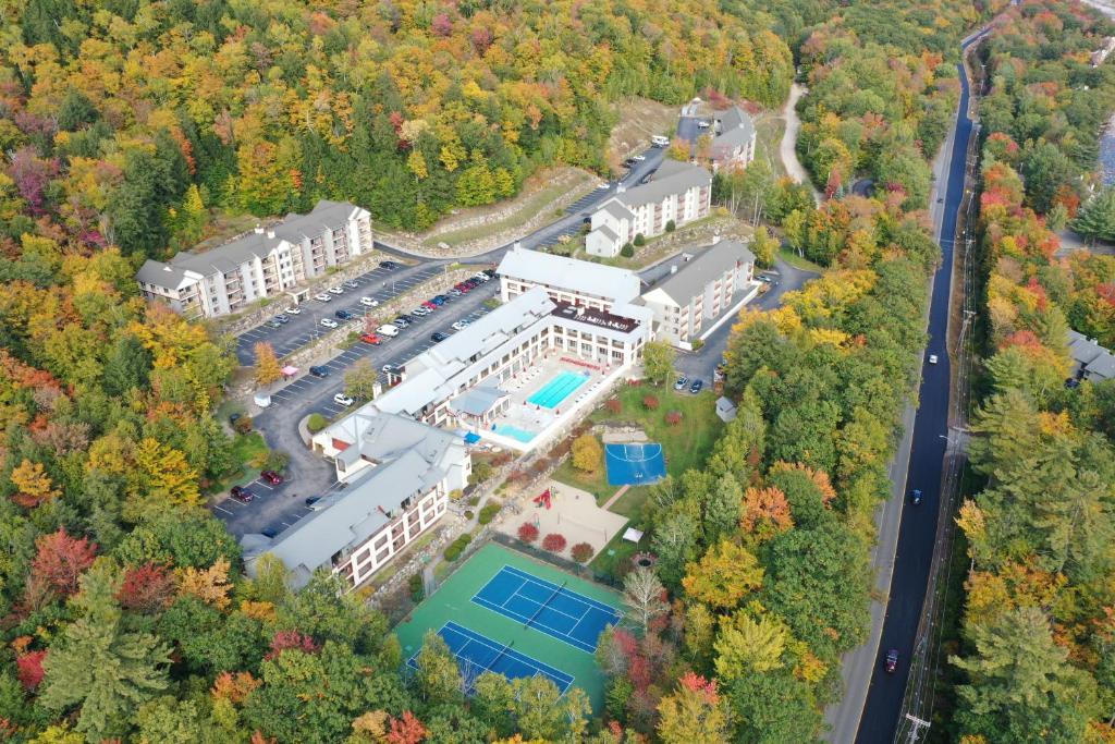 eine Luftaufnahme eines Gebäudes mit einem Swimmingpool in der Unterkunft InnSeason Resorts Pollard Brook in Lincoln