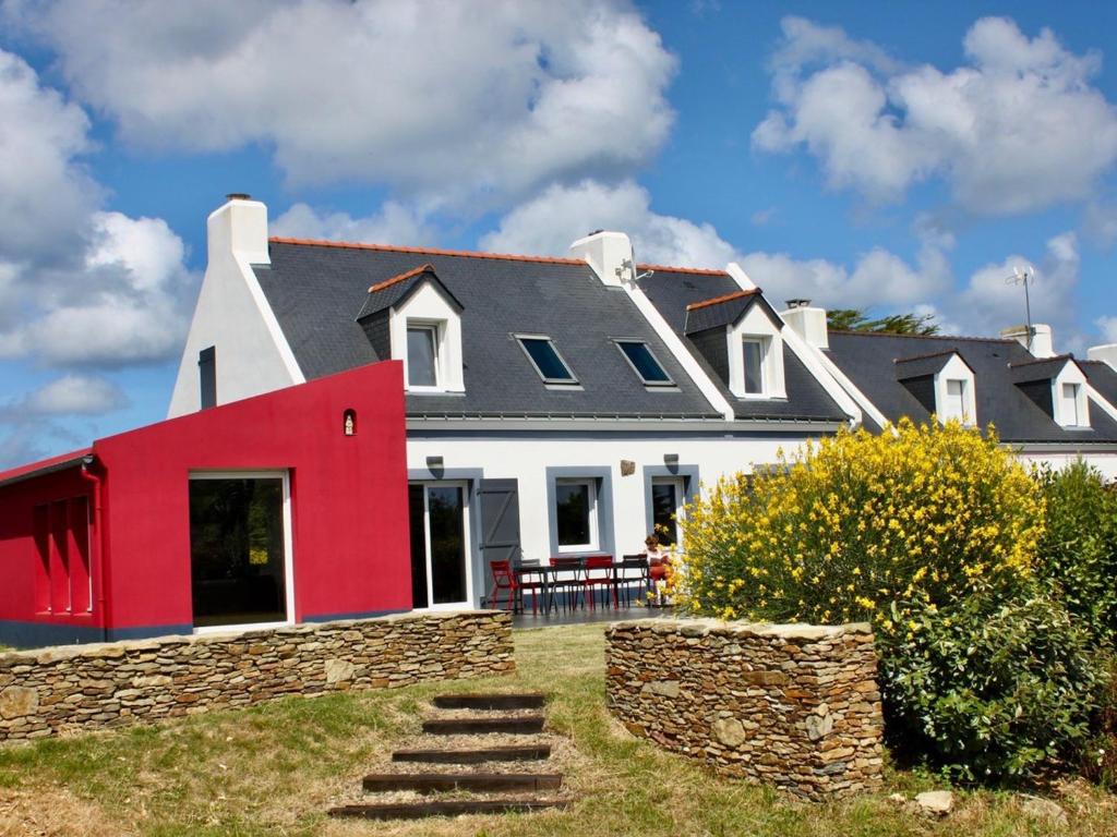 a red and white house with a stone wall at Maison neuve moderne, proche plage Herlin, 5 chambres, jardin, terrasse, classement 3*, tout confort. - FR-1-418-194 in Bangor