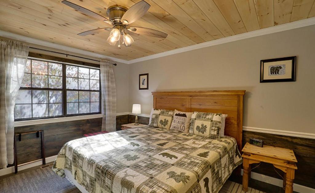 ein Schlafzimmer mit Bett und Deckenventilator in der Unterkunft Dollywood Pool Spa Sauna Gym, Walk To Dollywood fireworks view!! in Pigeon Forge