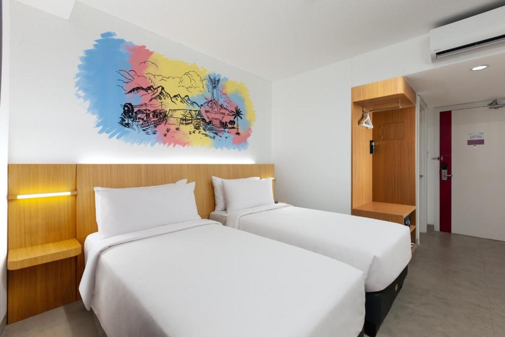 Postel nebo postele na pokoji v ubytování favehotel Kediri