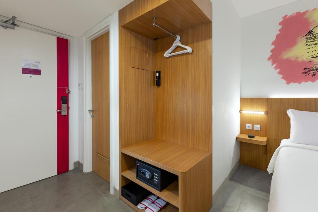 Postel nebo postele na pokoji v ubytování favehotel Kediri