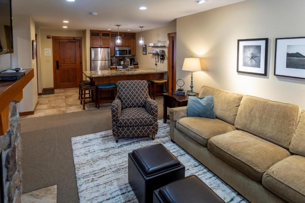 sala de estar con sofá y cocina en 2213 - Two Bedroom Deluxe Eagle Springs East condo en Solitude