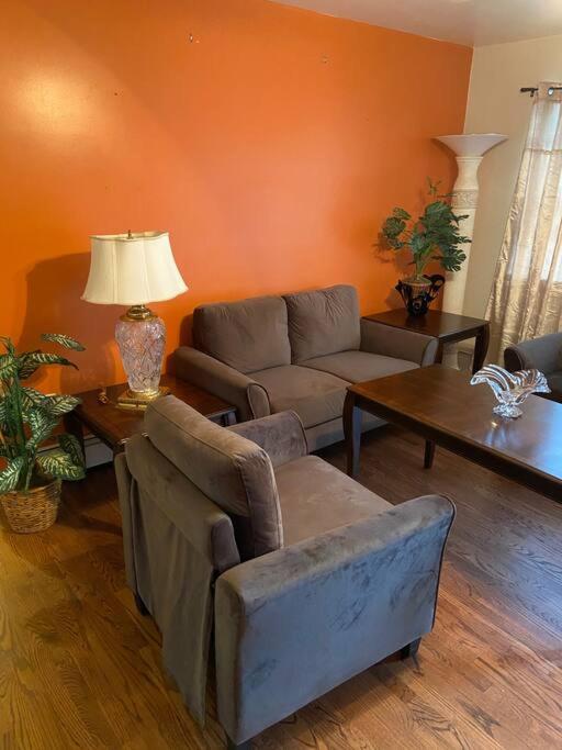 Posezení v ubytování Large 3-Bedrooms/2-Bath Apt, One Block to Train