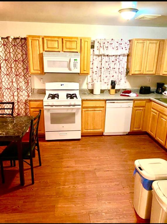 Kuchyň nebo kuchyňský kout v ubytování Large 3-Bedrooms/2-Bath Apt, One Block to Train