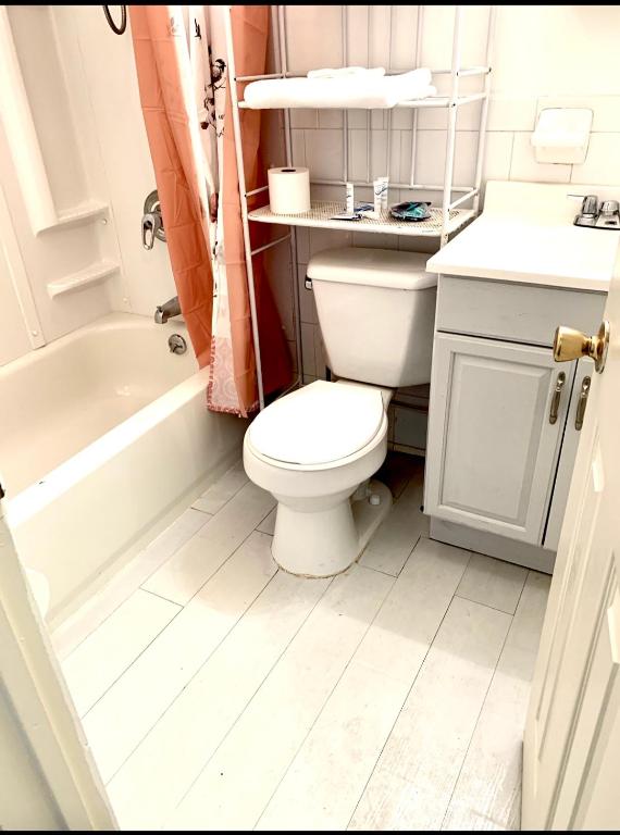 Koupelna v ubytování Large 3-Bedrooms/2-Bath Apt, One Block to Train