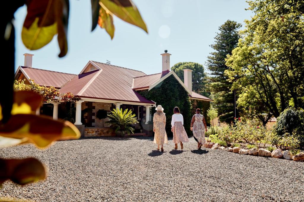 3 Frauen stehen vor einem Haus in der Unterkunft Wilsford House in Lyndoch