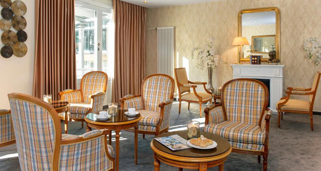 Ein Sitzbereich in der Unterkunft Victor's Residenz-Hotel Saarbrücken
