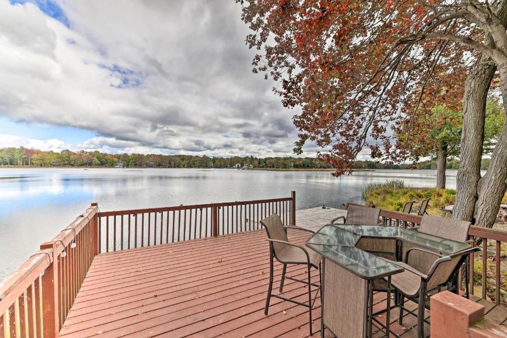 Lakefront Poconos Home with Game Room and Kayaks!, Tobyhanna (updated