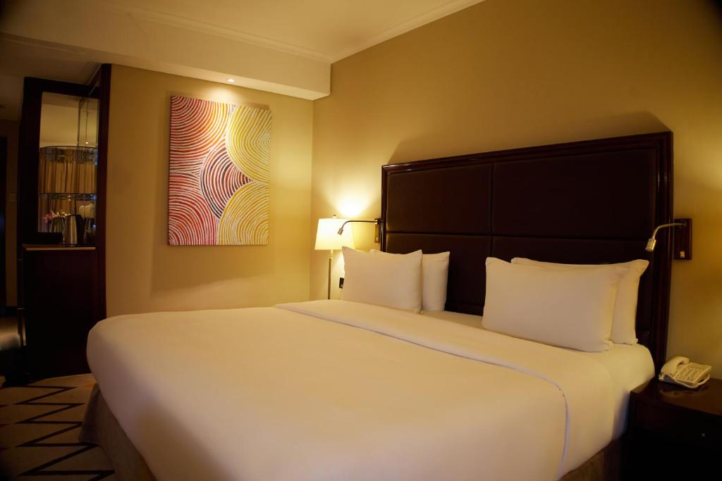 Postel nebo postele na pokoji v ubytování Mercure Nairobi Upper Hill