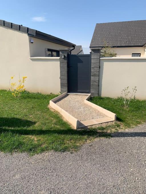 une porte sur le côté d'une maison dans l'établissement My Little Home, à Varennes-le-Grand