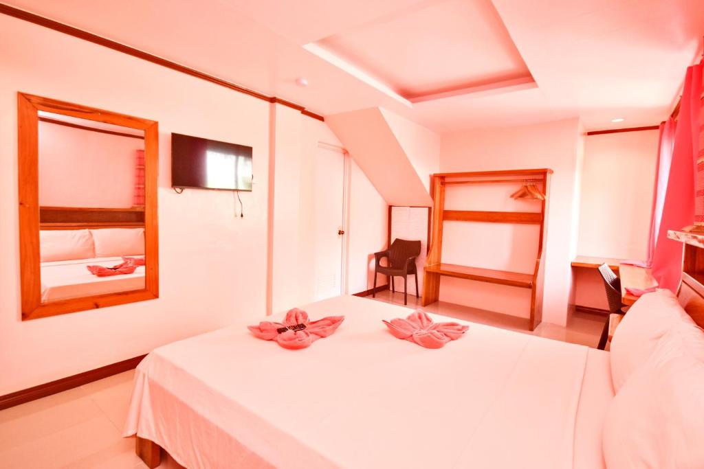 Postel nebo postele na pokoji v ubytování Nigi Nigi Too Beach Resort