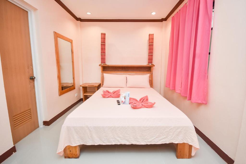 Postel nebo postele na pokoji v ubytování Nigi Nigi Too Beach Resort