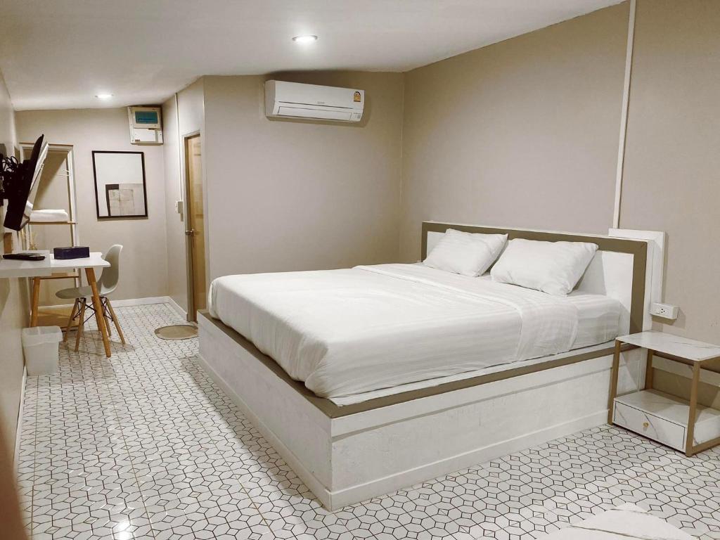 Postel nebo postele na pokoji v ubytování Juni House Chumphon