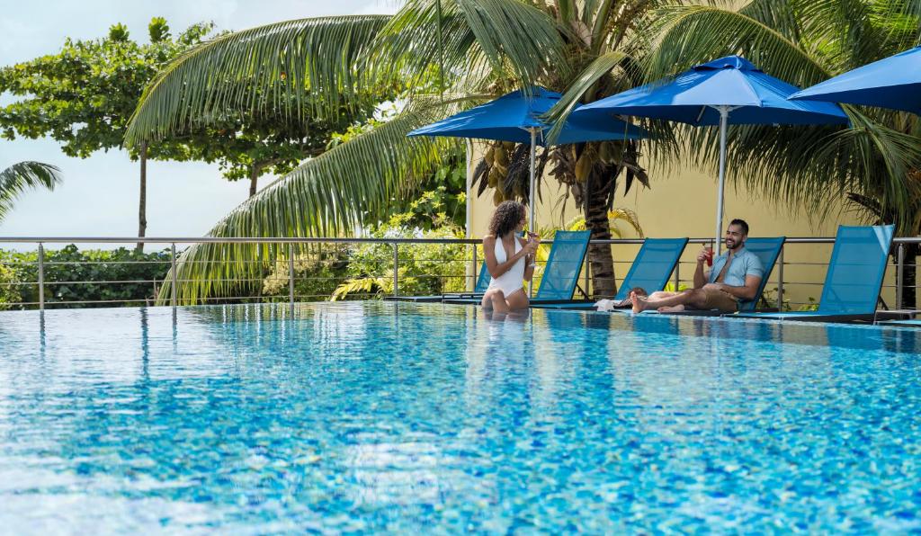 Bazén v ubytování Acajou Beach Resort nebo v jeho okolí