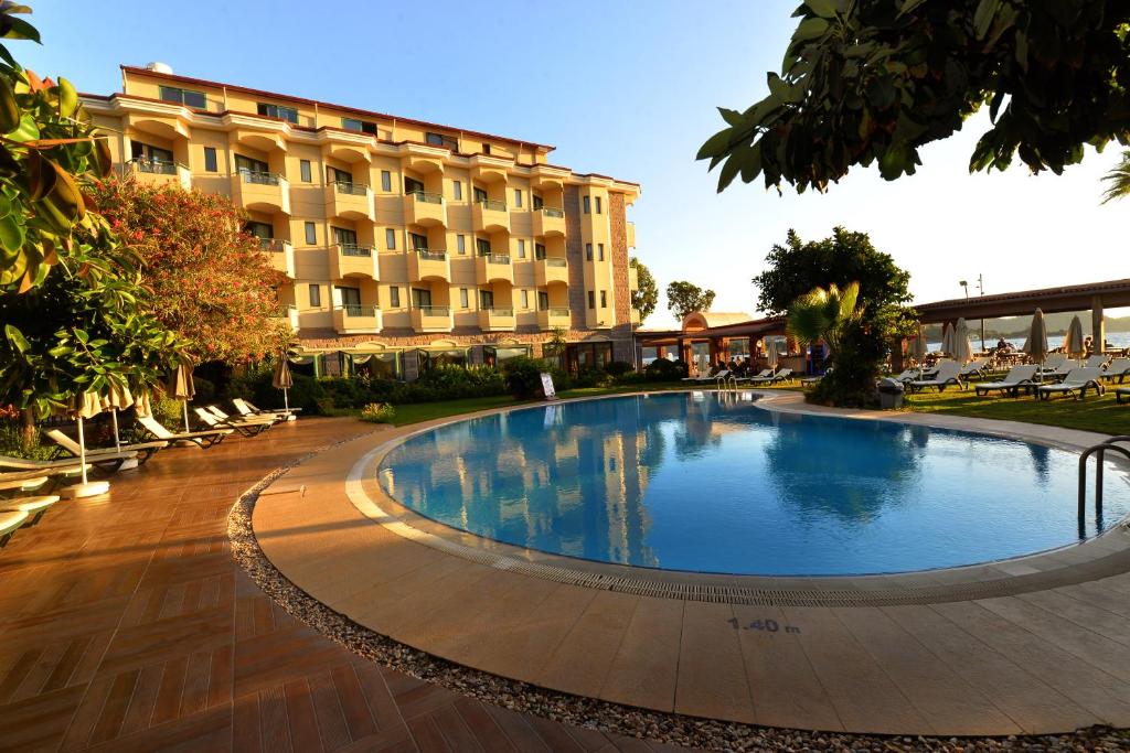 Bazén v ubytování Hotel Mutlu nebo v jeho okolí