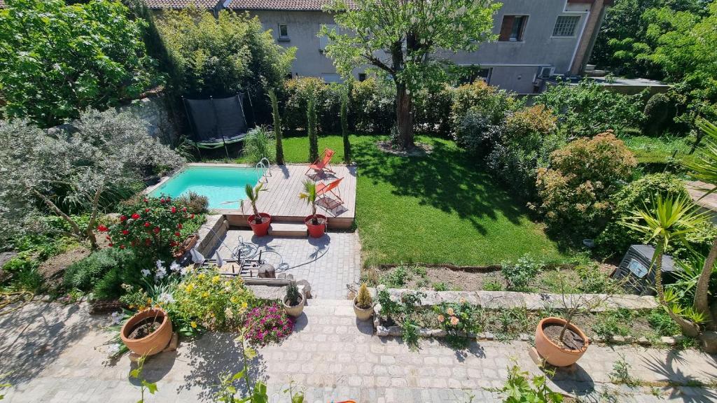 Photo de la galerie de l'établissement Appartement lumineux avec accès jardin et piscine chauffée, à Avignon
