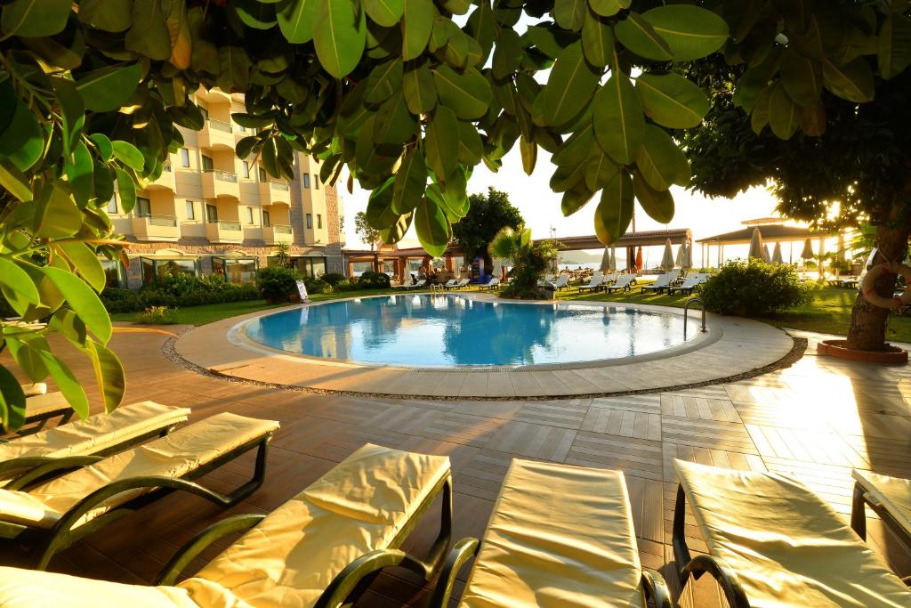 Bazén v ubytování Hotel Mutlu nebo v jeho okolí