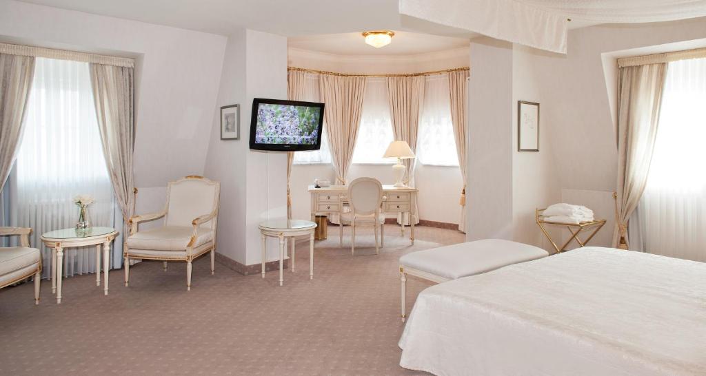 TV a/nebo společenská místnost v ubytování Victor's Residenz-Hotel Leipzig