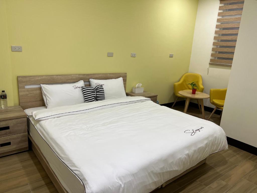Postel nebo postele na pokoji v ubytování Downtown Accommodation