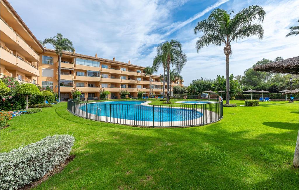 un complejo con piscina y palmeras en Stunning apartment in Marbella-Elviria with 2 Bedrooms, WiFi and Outdoor swimming pool, en Marbella
