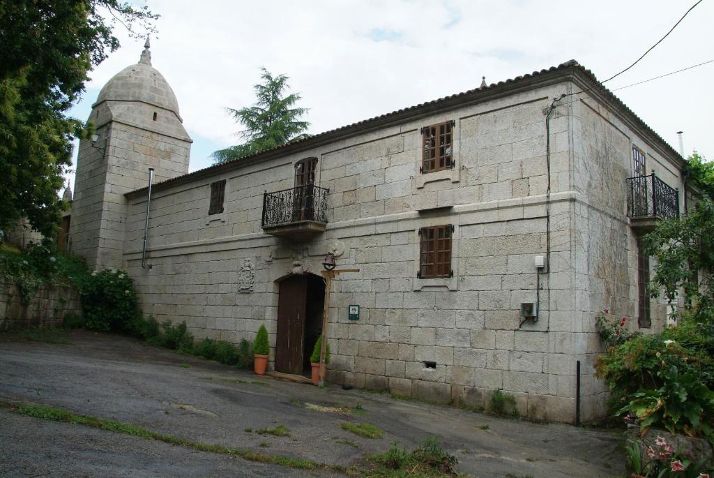 un viejo edificio de ladrillo con una cúpula encima en Pazo de Turbisquedo, en Turbisquedo