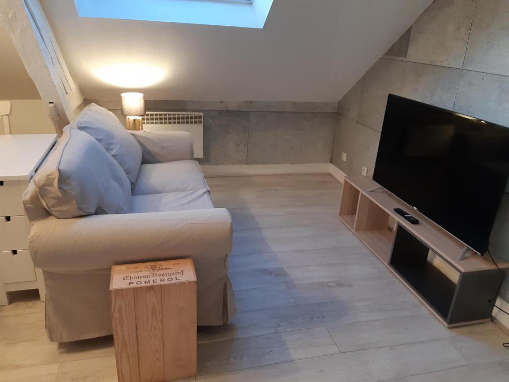 Elbeuf studio combles chambre séparée wifi Sweet Home - Housity