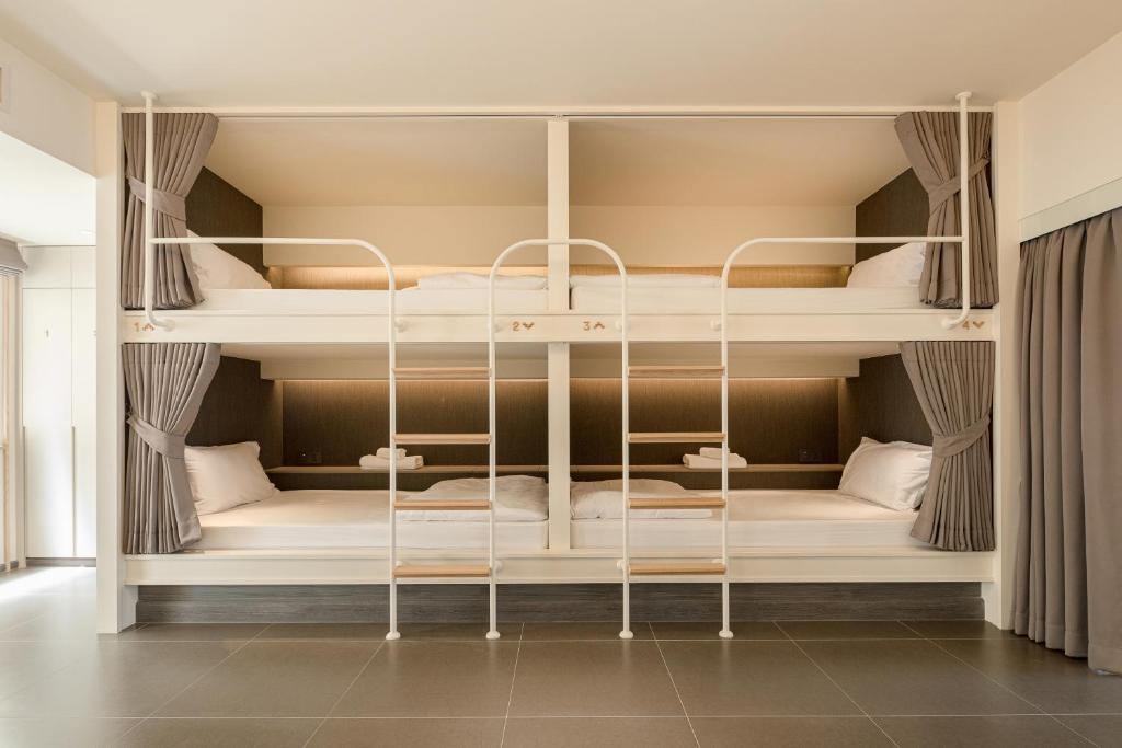 YANH Ratchawat Hotel - Cama En Habitación Compartida De 4 Camas