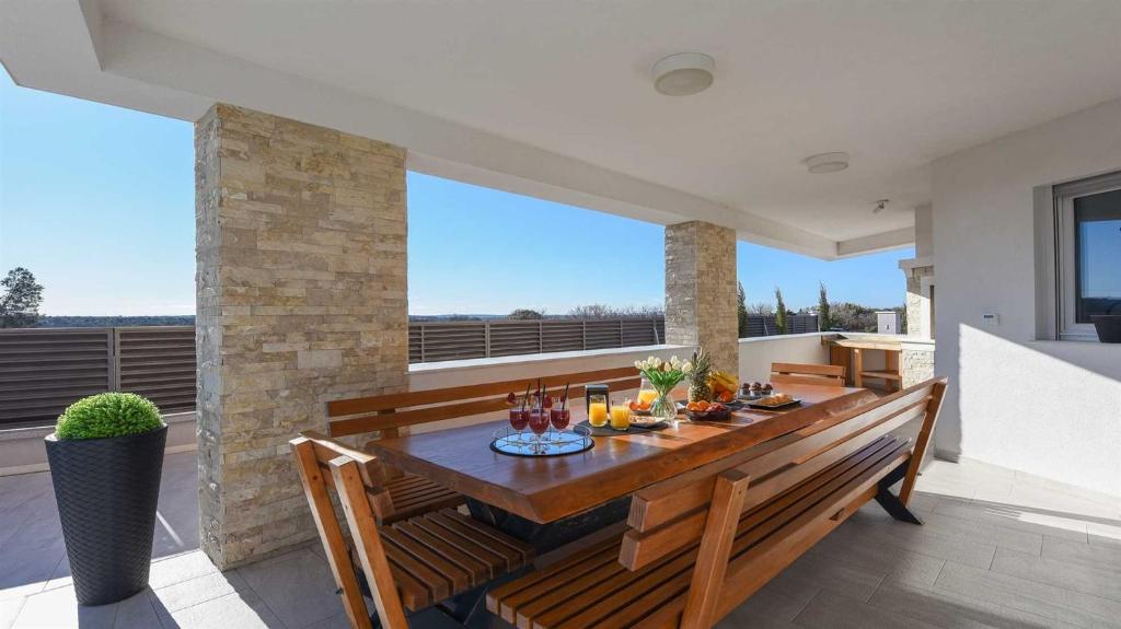 Balkón alebo terasa v ubytovaní Villa Amfora with heated pool, wellness and tennis