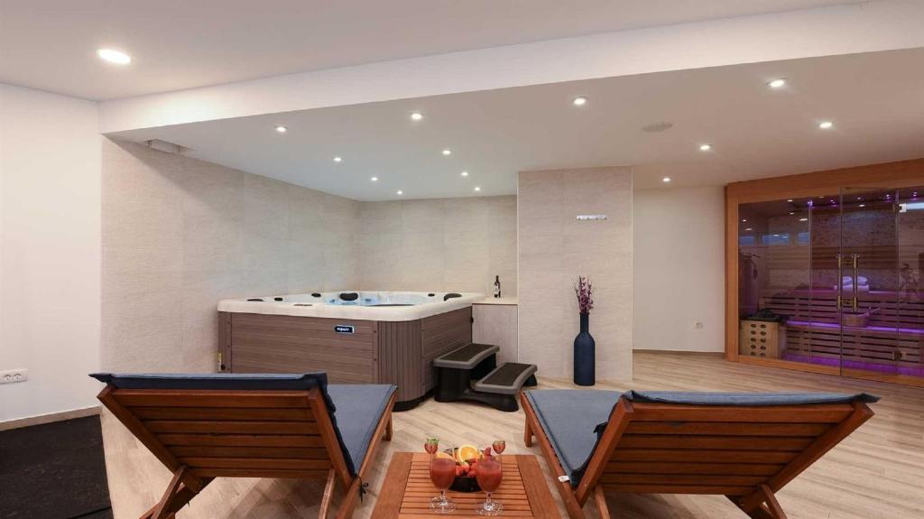 Posedenie v ubytovaní Villa Amfora with heated pool, wellness and tennis