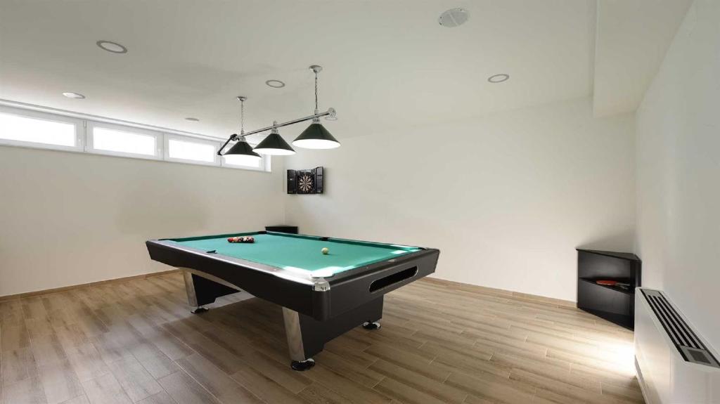 Biliardový stôl v ubytovaní Villa Amfora with heated pool, wellness and tennis