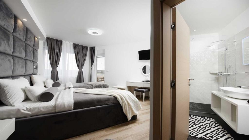 Posteľ alebo postele v izbe v ubytovaní Villa Amfora with heated pool, wellness and tennis