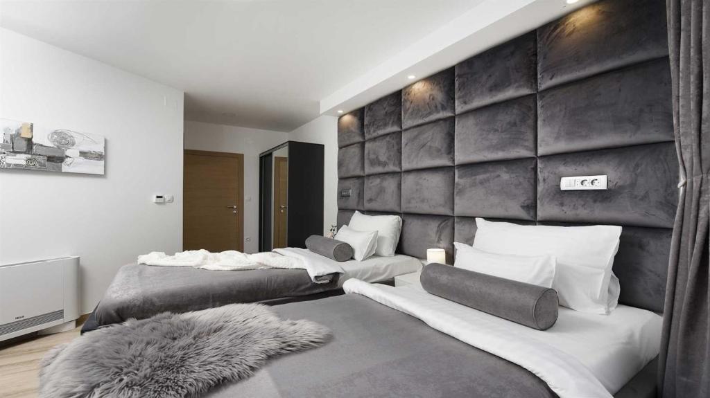 Posteľ alebo postele v izbe v ubytovaní Villa Amfora with heated pool, wellness and tennis