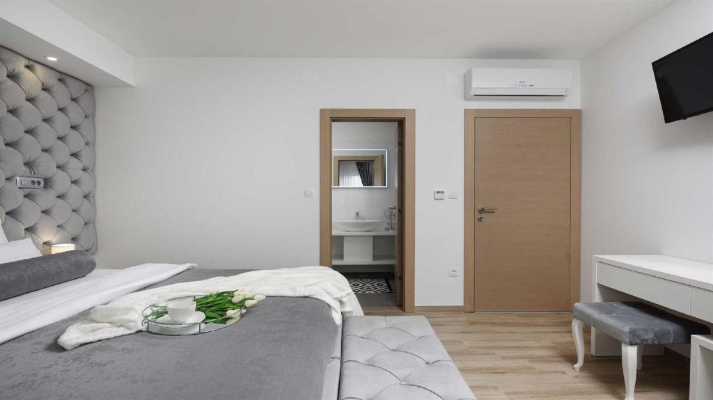 Posteľ alebo postele v izbe v ubytovaní Villa Amfora with heated pool, wellness and tennis