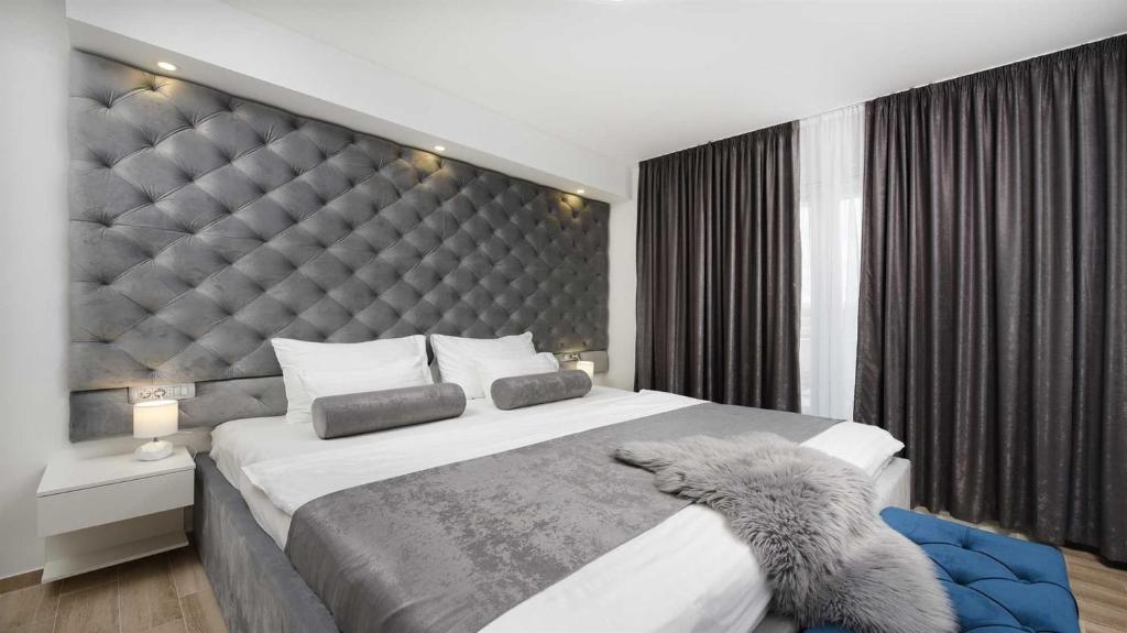 Posteľ alebo postele v izbe v ubytovaní Villa Amfora with heated pool, wellness and tennis