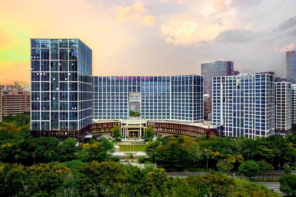 widok na panoramę miasta z wysokimi budynkami w obiekcie Crowne Plaza Shenzhen Longgang City Centre, an IHG Hotel w mieście Longgang
