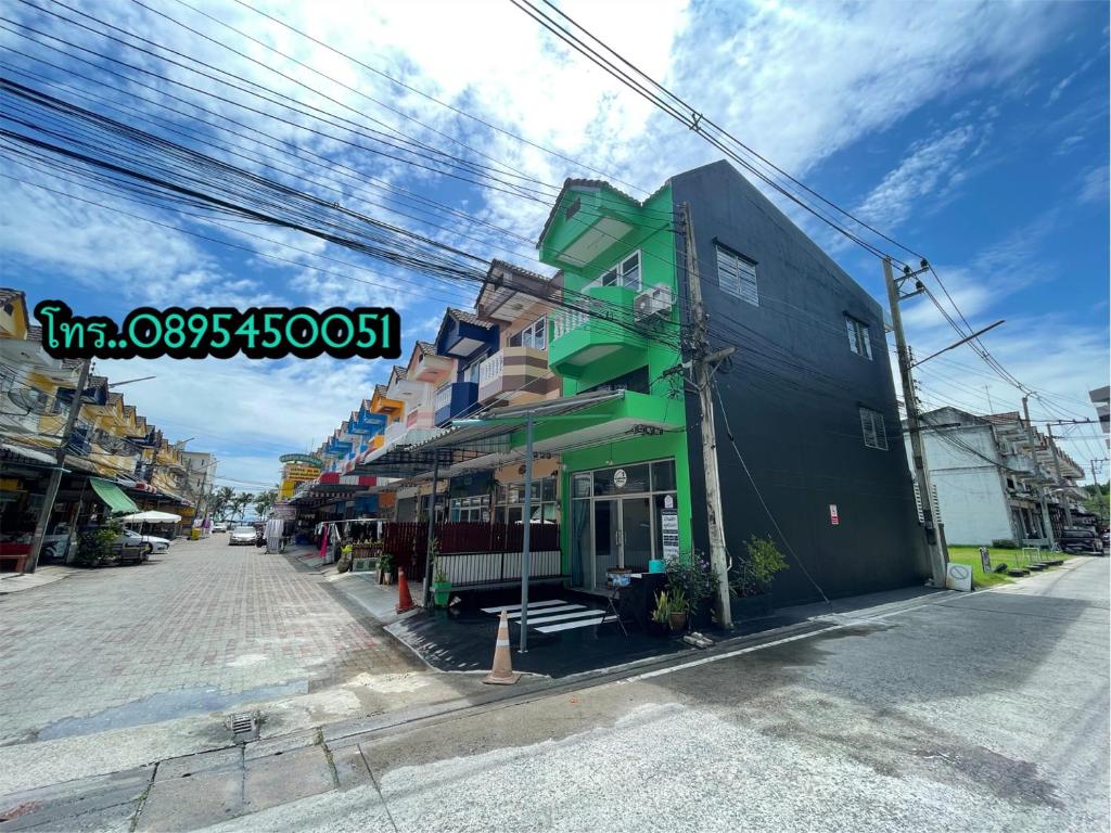 budynek na poboczu ulicy w obiekcie Mina house - มิณา เฮ้าส์ w mieście Ban Laem Thaen