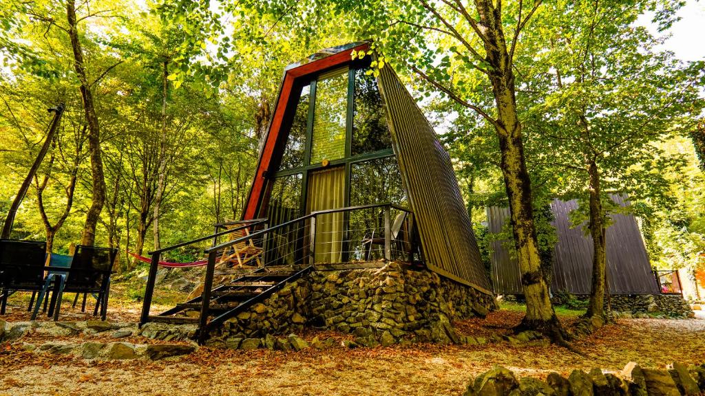 een boomhut in het bos met een raam bij Eco Village In The Forest in Lagodekhi