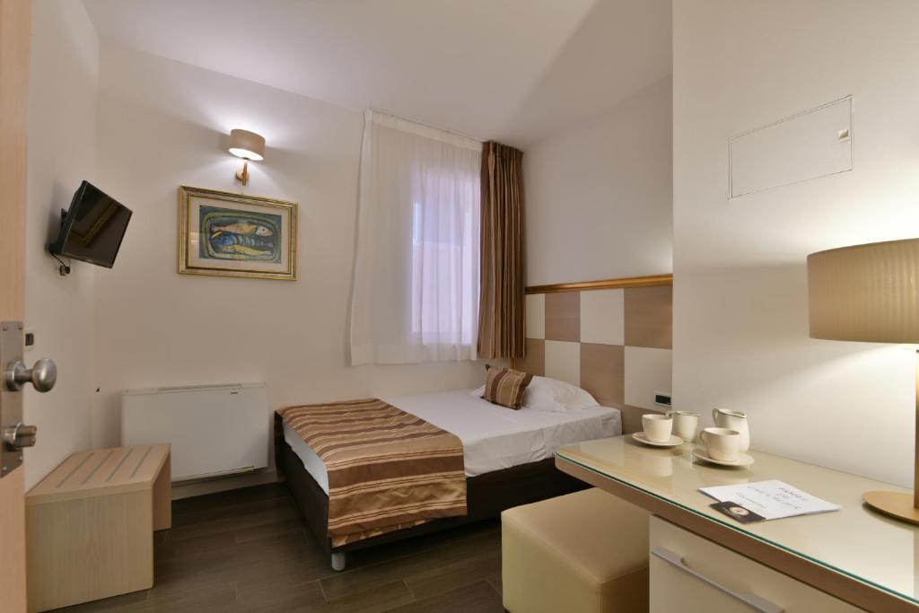 Postel nebo postele na pokoji v ubytování Hotel Le Chevalier