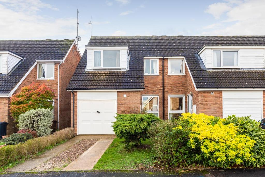 3 Bedroom House in Stevenage By White Orchid Property Relocation Free