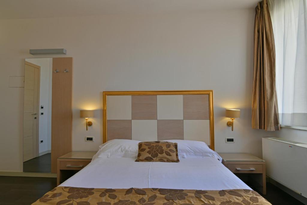 Postel nebo postele na pokoji v ubytování Hotel Le Chevalier