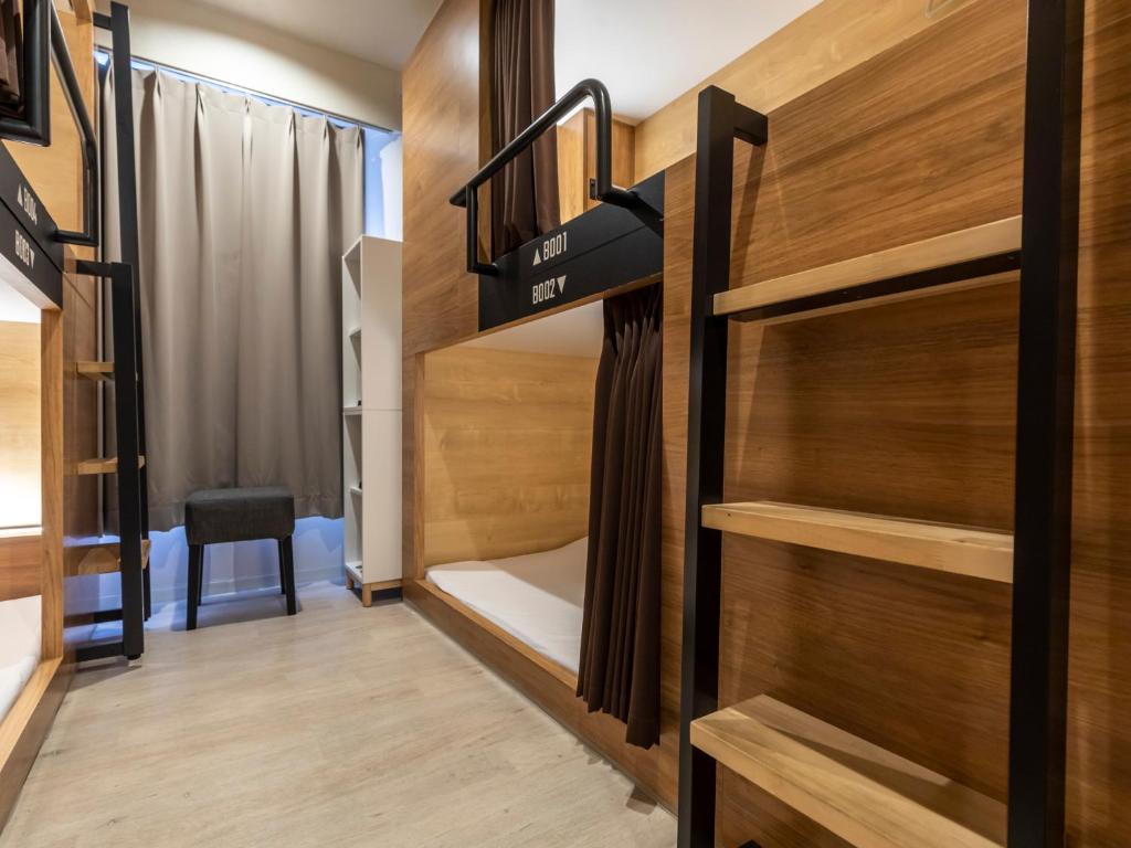 Postel nebo postele na pokoji v ubytování Tabist CapsuleHotel APODS Himeji Station