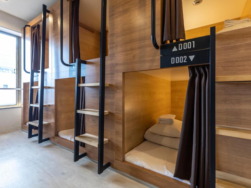 Postel nebo postele na pokoji v ubytování Tabist CapsuleHotel APODS Himeji Station